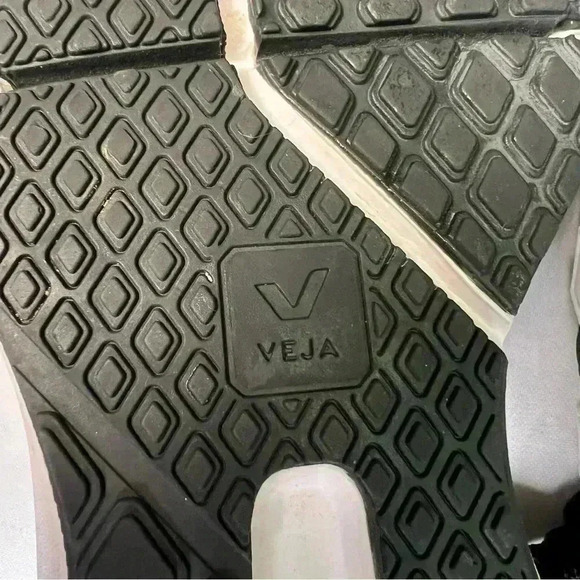 VEJA
WOMEN'S CONDOR 2 ALVEOMESH BLACK WHITE
$195.00 Sz 8 like new - Picture 9 of 12
